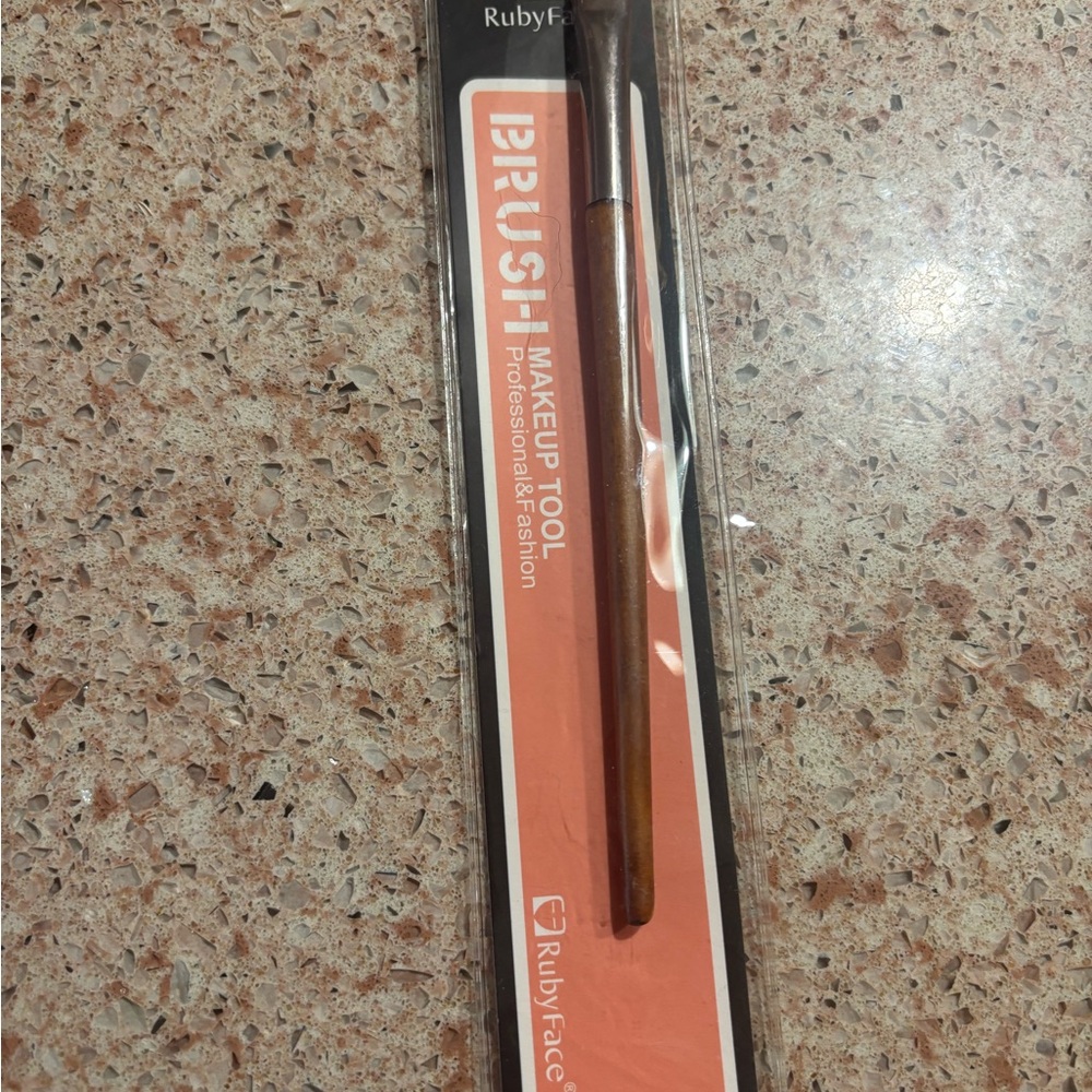 🚨 Ruby Face Makeup Brush